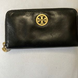 Tory Burch Black leather wallet gold tone hardware 🤗